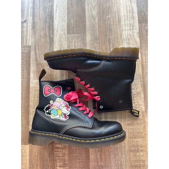 Women's Dr. Martens Hello Kitty & Friends 1460 Smooth Leather Lace Up Boots sz 9 - Picture 2 of 8